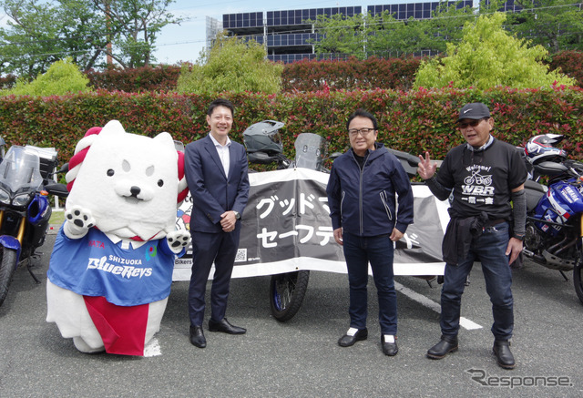 左から「しっぺい」、草地博昭磐田市長、設楽社長、WBR活動をおこなう松木閲央氏