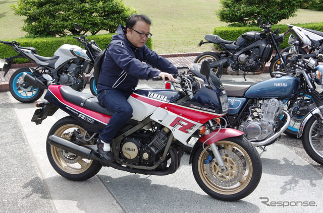 ツーリング仲間のバイク『FZ750』に跨る設楽社長