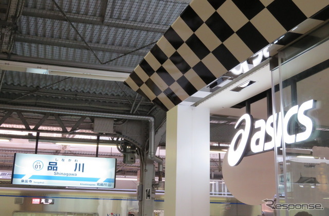 アシックスステーションストア品川は、京急線・品川駅のホームにある。