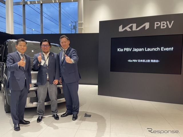 左から、Kia Corporation キム・サンデ副社長 、トイファクトリー 藤井昭文社長、Kia PBVジャパン田島靖也茶長