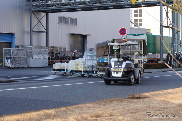 屋外の建屋間搬送を行う「eve auto」。この車両がトヨタ車体富士松工場では多数稼働