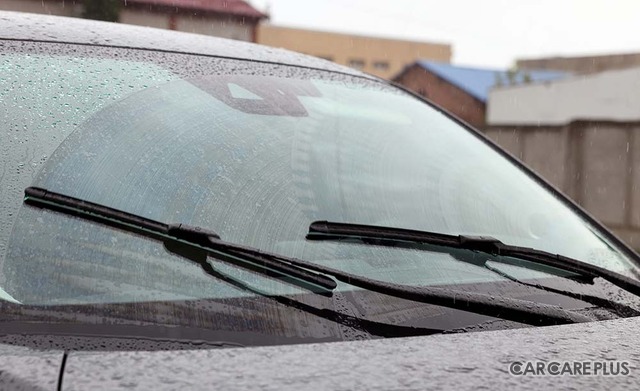 「雨が降らなければ使わないから」と、ついつい点検を後回しにされがちな「ワイパー」ですが、雨天時の視界不良は交通事故の大きな原因の一つ