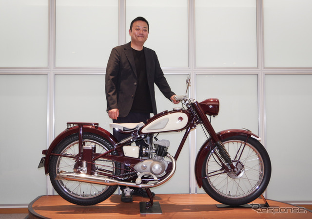 ヤマハ発動機 ブランド統括部の北條雅也統括部長と、ヤマハモーターサイクルの原点『YA-1』