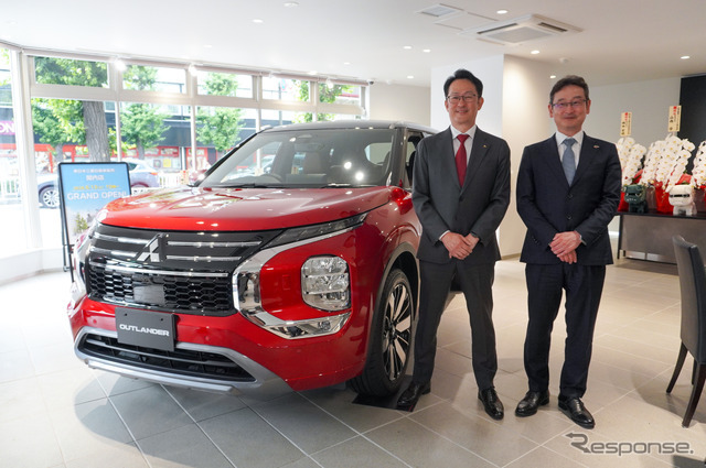 新店舗「関内店」にて、左から三菱自動車 五十嵐副社長、東日本三菱自動車販売 大平社長
