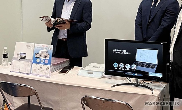 JCMのブースでは、クラウド型の車販・整備・顧客管理システムを訴求