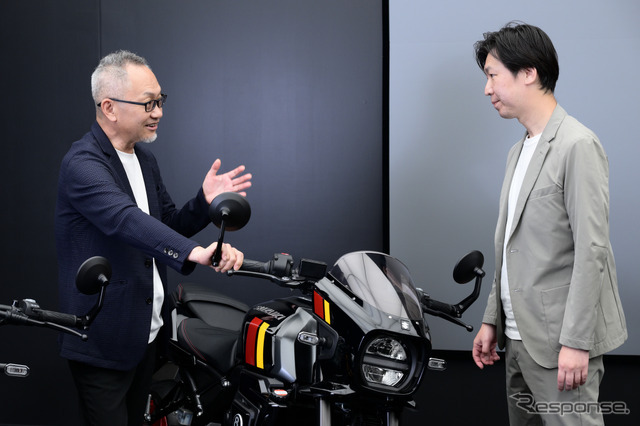 スズキ 二輪デザイン課 課長 古橋伸介氏（左）とレスポンス副編集長 宮崎壮人（右）