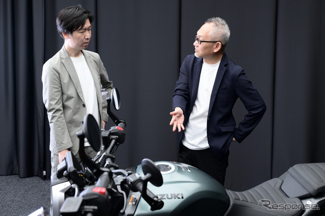 スズキ 二輪デザイン課 課長 古橋伸介氏（右）とレスポンス副編集長 宮崎壮人（左）