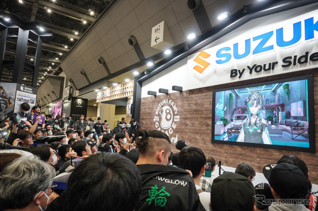 スズキとVtuber「輪堂千速」によるコラボ、スペシャルトークショーの様子（東京モーターサイクルショー2026）