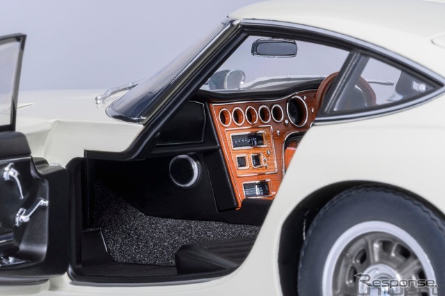 『トヨタ 2000GT』のオートアート製18分の1スケールモデルカー
