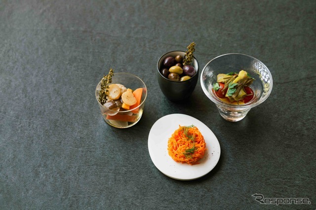 （左から）季節野菜の出汁ピクルス、燻製オリーブマリネ、白味噌キャロットラペ、焼き茄子と発酵トマト、昆布のマリネ