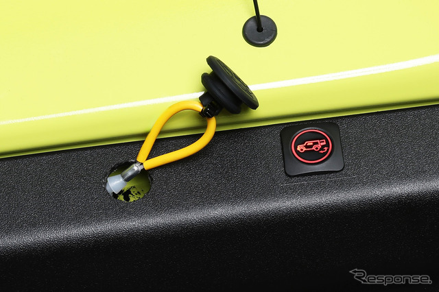 万が一電源トラブル等が起きた際には、車内から手動で開けられるエマージェンシーレバーを装備