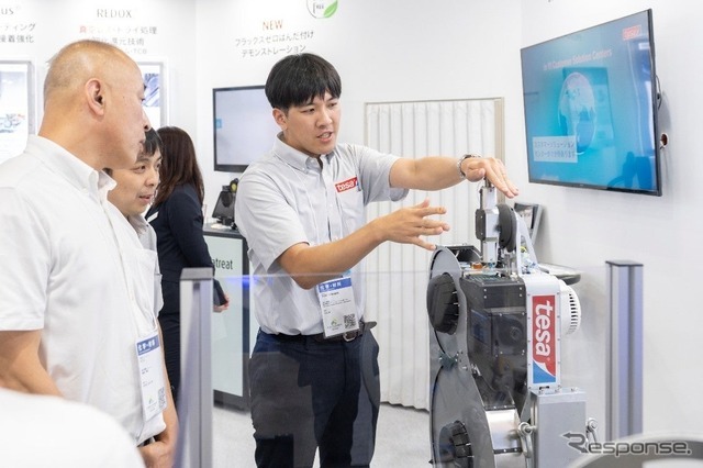 人とくるまのテクノロジー展2026横浜展で穴塞ぎシステムを説明する様子
