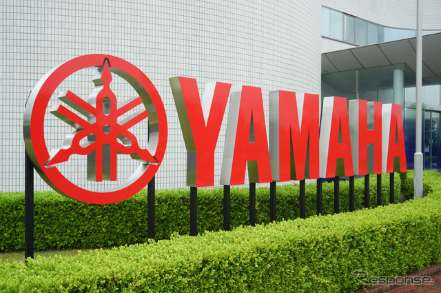 新たに設置されたヤマハロゴのモニュメント