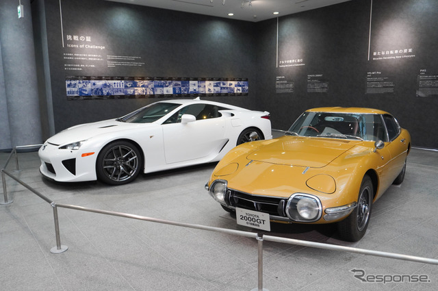 ヤマハ発動機が手がけたレクサス『LFA』（左）とトヨタ『2000GT』（右）