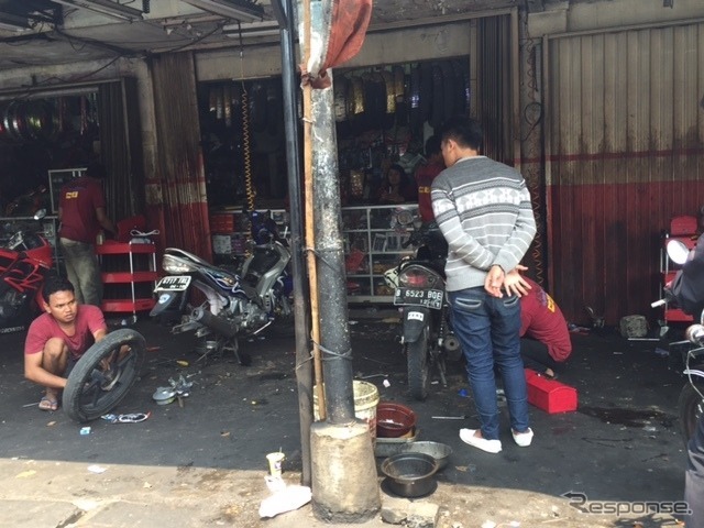 インドネシア二輪車整備工場