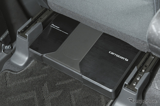 「小型・薄型のパワードサブウーファー」の設置例（カロッツェリア・TS-WH500A）。