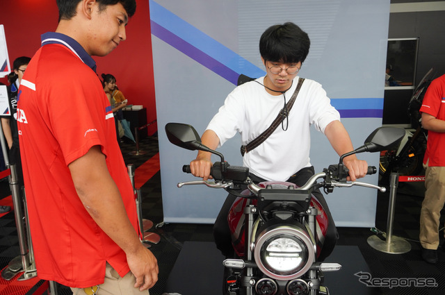 「鈴鹿8耐2026」ホンダブースで「Eクラッチ」体験ができた『CB400スーパーフォア』