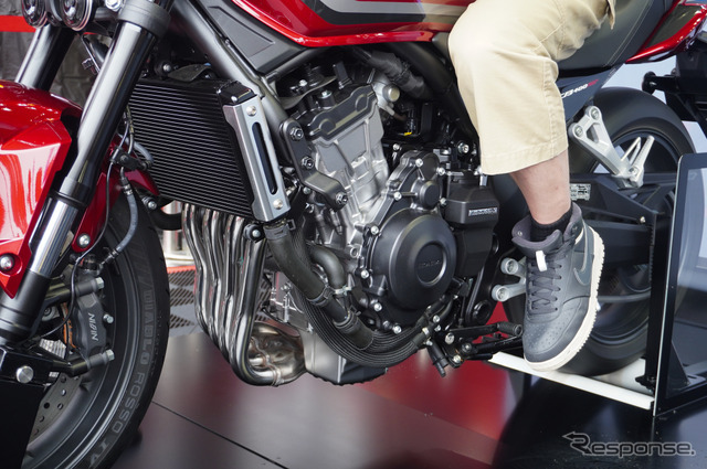 青木タカオ氏が「鈴鹿8耐2026」ホンダブースでCB400スーパーフォアのEクラッチを体験