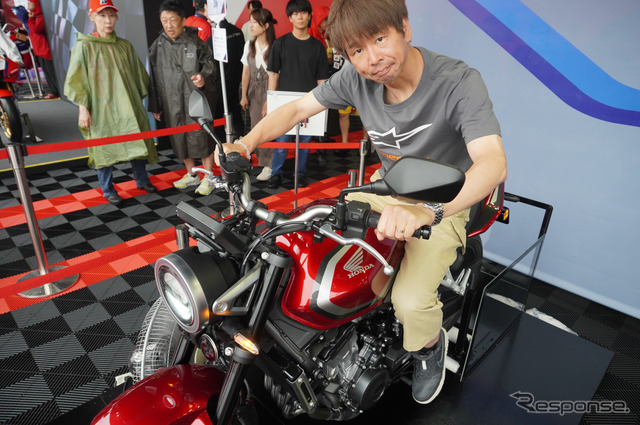 青木タカオ氏が「鈴鹿8耐2026」ホンダブースでCB400スーパーフォアのEクラッチを体験