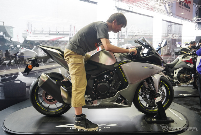 ホンダ CBR400Rフォア Eクラッチの足つきをチェック（鈴鹿8耐2026）