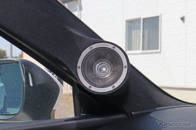 カロッツェリアのスピーカーであるTS-Z900PRSをフロントにチョイス、特徴的なCSTドライバーをAピラーにビルトインした。