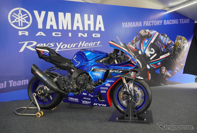 「鈴鹿8耐2026」ヤマハブースに展示されたヤマハチームのマシン