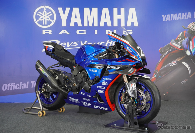 「鈴鹿8耐2026」ヤマハブースに展示されたヤマハチームのマシン