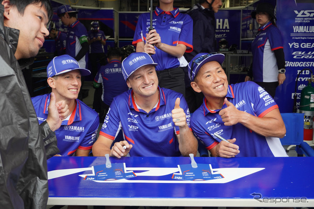 レース前、サインに応じるヤマハファクトリーレーシングチームの選手たち