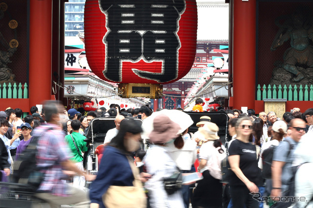 上半期の訪日客2108万4800人、コロナ禍以来の前年割れに。写真は訪日客でにぎわう浅草