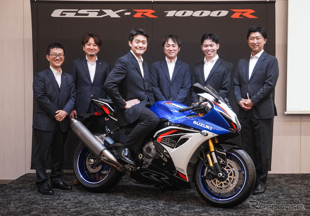 新型スズキ『GSX-R1000R』と開発メンバー。車両に跨るのがチーフエンジニア東郷隼也さん
