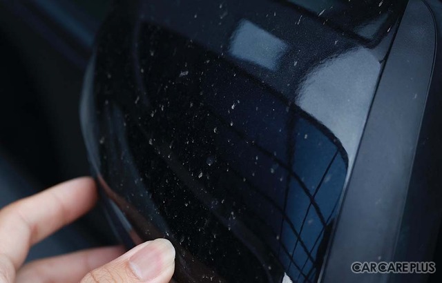 洗車を少しサボったら「白いウロコ汚れ」「黒い筋」などが残る…車の水アカを落とす正しい方法とは？　デメリットと注意点を知る
