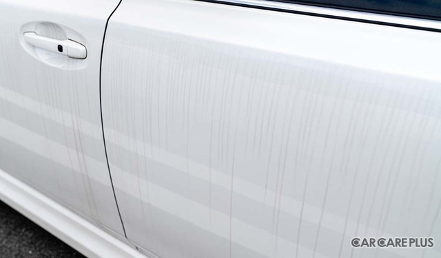 洗車を少しサボったら「白いウロコ汚れ」「黒い筋」などが残る…車の水アカを落とす正しい方法とは？　デメリットと注意点を知る