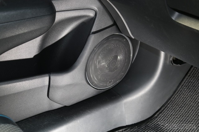 ドアの純正スピーカーグリル周辺を加工してアウターバッフル化。ドア形状や純正ラインを損なわないスマートなデザインとした。