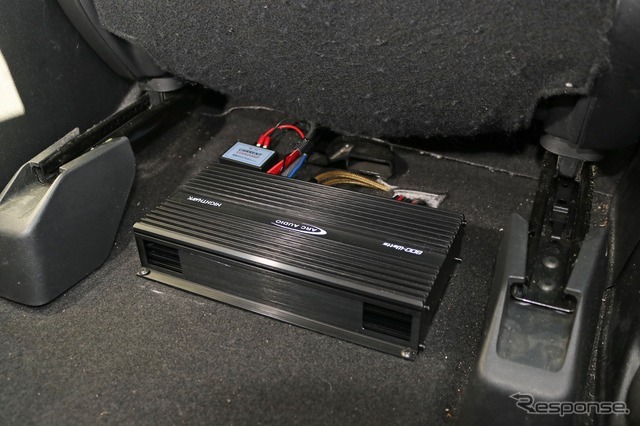 サブウーファーのドライブにはARCオーディオのナイトホークを設置する。800W（D級）でサブウーファーをパワフルにドライブする。