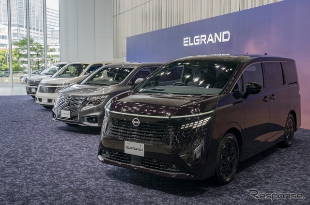 日産 エルグランド 新型（右）と歴代モデル