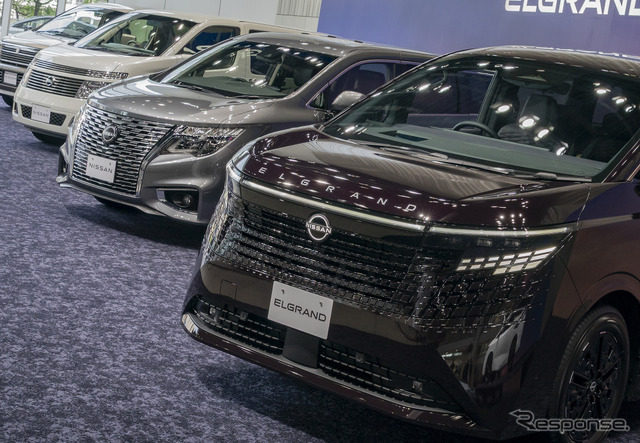 日産 エルグランド 新型（右）と歴代モデル