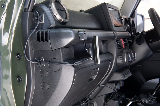 『ジムニー』シリーズ向け5インチモニター専用スタンド「SSM-ST04」装着イメージ