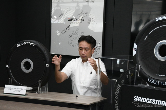 向かって右がレース用タイヤのゴムを使ったスーパーボール、左が市販用タイヤのゴム製