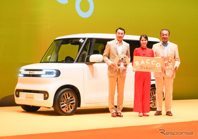BYD ラッコのCMキャラクターをつとめる女優の広瀬アリスさん（中央）
