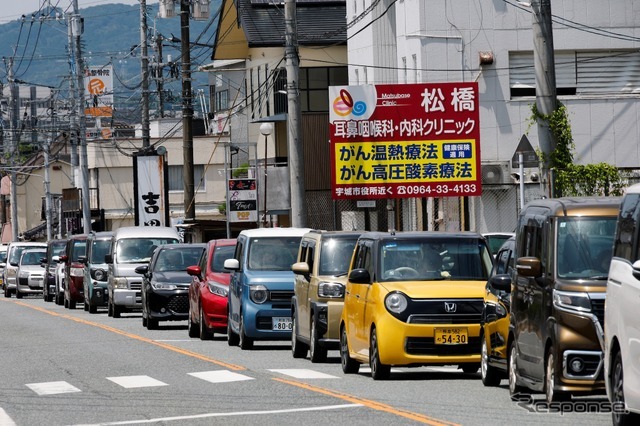 ガソリンスタンドに長蛇の列（熊本県宇城市、7月30日）
