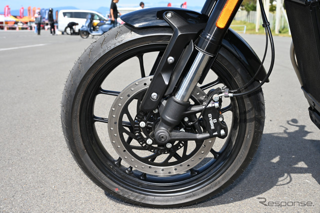 トライアンフ Thruxton 400（スラクストン400）