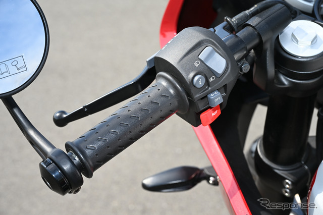 トライアンフ Thruxton 400（スラクストン400）