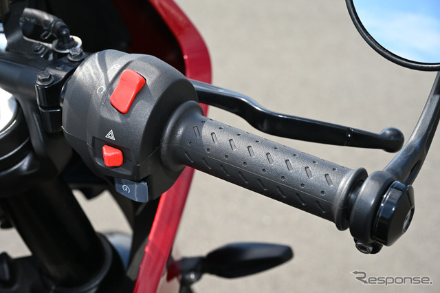 トライアンフ Thruxton 400（スラクストン400）
