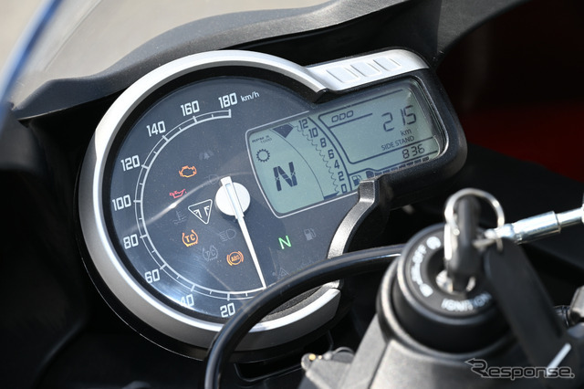 トライアンフ Thruxton 400（スラクストン400）