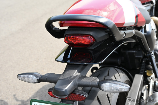 トライアンフ Thruxton 400（スラクストン400）