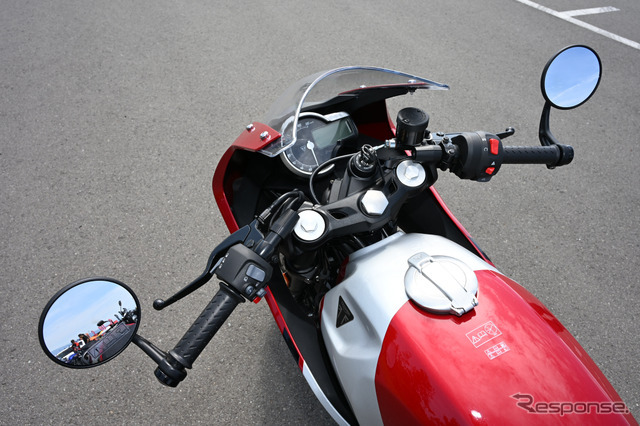 トライアンフ Thruxton 400（スラクストン400）