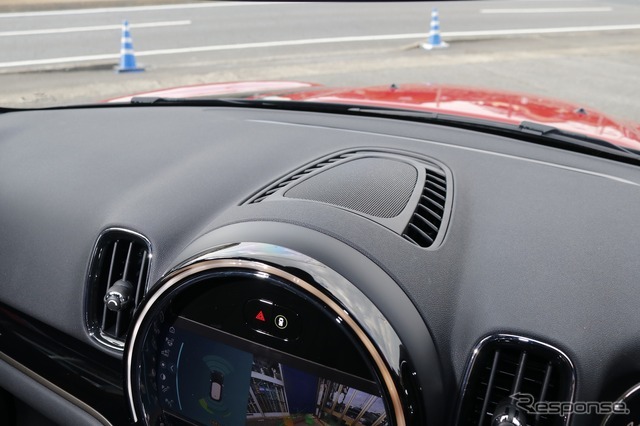 センタースピーカーにもモレルのBMW専用モデルをインストール。明瞭な音像定位などで有利な取り付けとなった。
