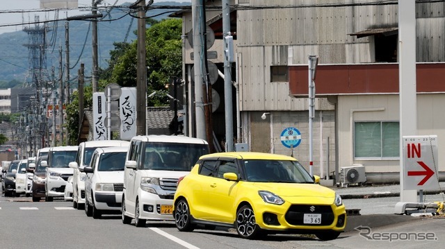 令和8年熊本地震：ガソリンスタンドでの給油待ちの列（7月30日、熊本県宇城市）