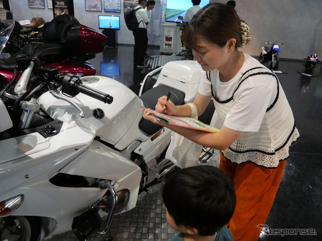 1階の展示エリアで謎解きにチャレンジする来館者