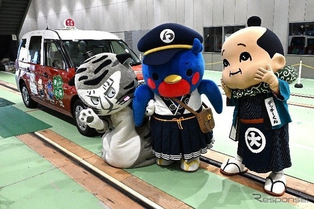 ヤサカタクシー「京都検定号」とキャラクターたち